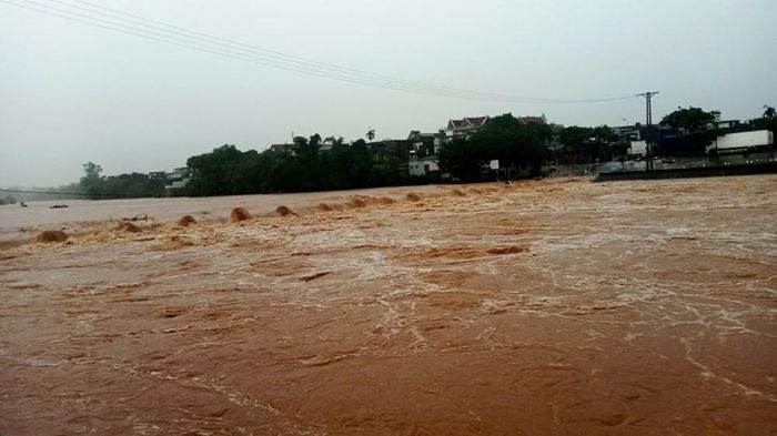 Nước sông Tài Chi dâng cao, chảy qua ngầm tràn thuộc thôn Ngô Quyền, xã Quảng Hà