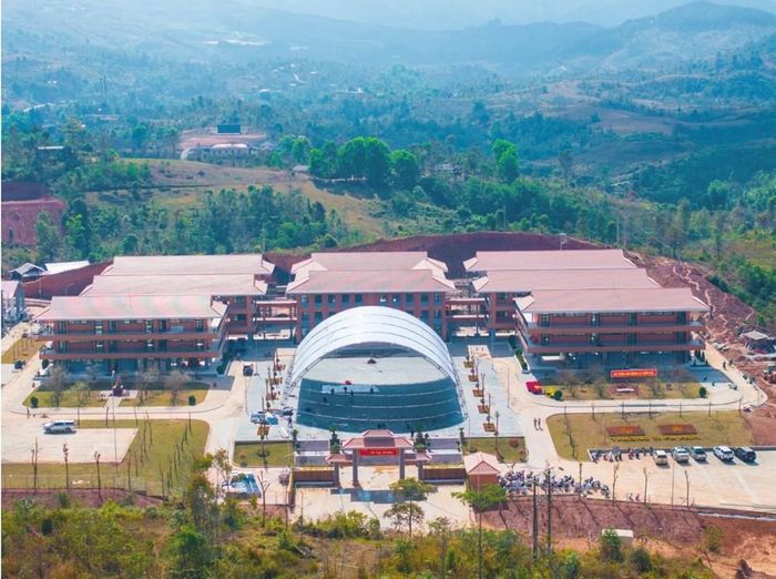 Trường nội trú liên cấp Tiểu học và Trung học cơ sở xã Si Pa Phìn được xây dựng tại bản Nậm Chim 1, xã Si Pa Phìn, tỉnh Điện Biên. Ảnh: M.X