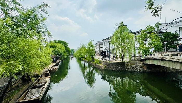 Khu phố cổ Kurashiki Bikan đẹp duyên dáng với con kênh xanh và hàng liễu mềm mại soi bóng