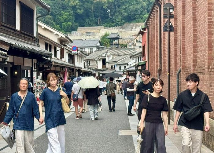 Du khách tấp nập tham quan khu phố cổ Kurashiki Bikan