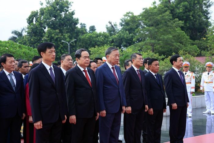 Đoàn đại biểu Ban chấp hành Trung ương Đảng đến đặt vòng hoa tại Đài tưởng niệm các Anh hùng liệt sĩ trên đường Bắc Sơn, Hà Nội. Ảnh: Tuấn Anh - TTXVN