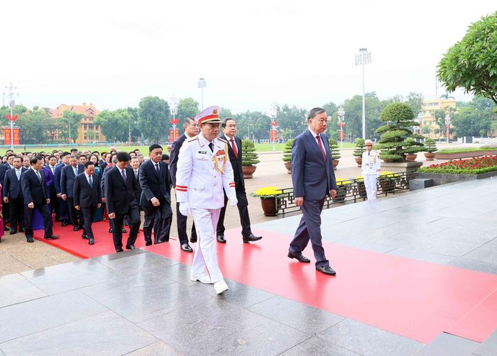 Tổng Bí thư, Chủ tịch nước Tô Lâm dẫn đầu Đoàn đại biểu Ban Chấp hành Trung ương Đảng vào Lăng viếng Chủ tịch Hồ Chí Minh