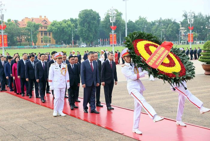 Đoàn đại biểu Ban Chấp hành Trung ương Đảng đến đặt vòng hoa và vào Lăng viếng Chủ tịch Hồ Chí Minh