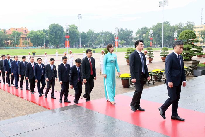 Đại biểu vào Lăng viếng Chủ tịch Hồ Chí Minh