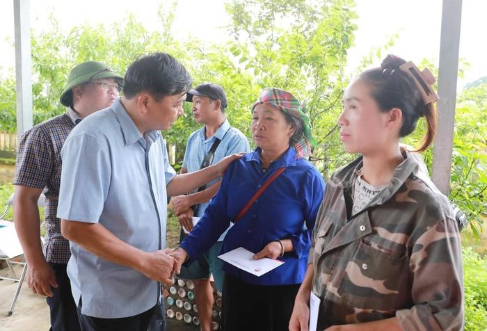 Thứ trưởng Nguyễn Hoàng Hiệp thăm hỏi, tặng quà cho người dân bị lũ ống, lũ quét gây ra mất hết tài sản cùng nhà cửa tại xã Mường Than, tỉnh Lai Châu. Ảnh: Quý Trung - TTXVN
