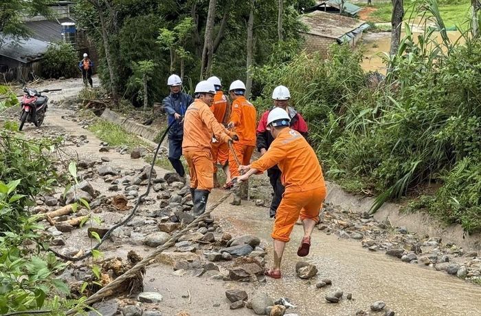Cán bộ ngành Điện Lai Châu tích cực khôi phục dòng điện để sớm cung cấp điện ổn định phục vụ sinh hoạt, sản xuất của người dân vùng lũ. Ảnh: TTXVN phát