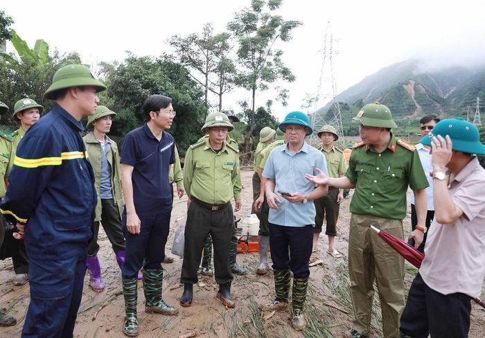 Các lực lượng phối hợp khơi dòng nước để di dời người dân cũng như tài sản ra khỏi nới nguy hiểm tại Bản Chít. Ảnh: Quý Trung - TTXVN