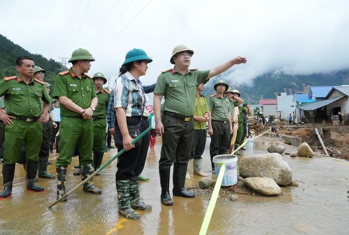 Giám đốc Công an tỉnh Lai Châu Bùi Quyết Toán kiểm tra hiện trường sạt lở. Ảnh: Nguyễn Oanh - TTXVN