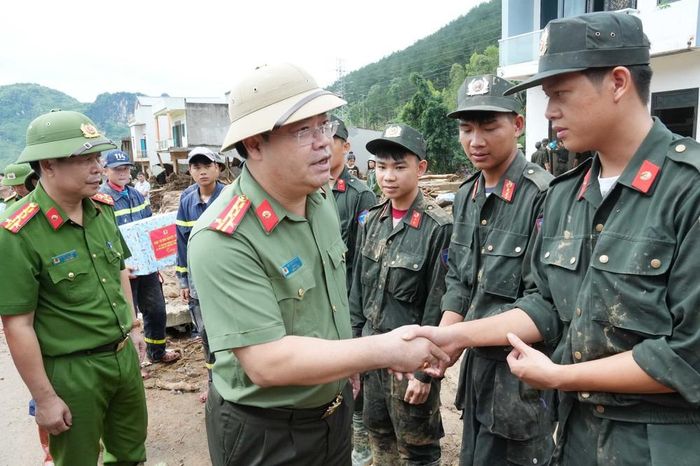 Giám đốc Công an tỉnh Lai Châu Bùi Quyết Toán động viên các chiến sĩ làm nhiệm vụ. Ảnh: Nguyễn Oanh-TTXVN