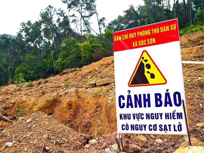 Biển cảnh báo được lắp đặt tại khu vực có nguy cơ sạt lở nhằm cảnh báo người dân, du khách không tiếp cận vùng nguy hiểm. Ảnh: Quốc Lũy - TTXVN