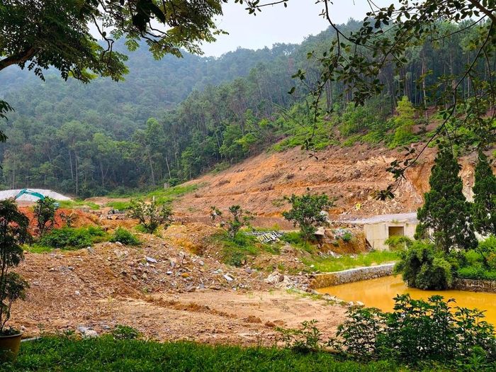Toàn cảnh khu vực sạt trượt nằm tiếp giáp hồ điều hòa và Khu di tích quốc gia đặc biệt Đền Sóc; địa phương đang triển khai các biện pháp bảo đảm an toàn, đồng thời chuẩn bị phương án xử lý công trình. Ảnh: Quốc Lũy - TTXVN
