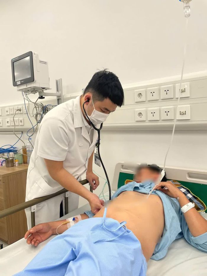 Các bác sĩ Bệnh viện Bạch Mai cơ sở Ninh Bình điều trị cho nạn nhân vụ tai nạn lao động. Ảnh: BVBM