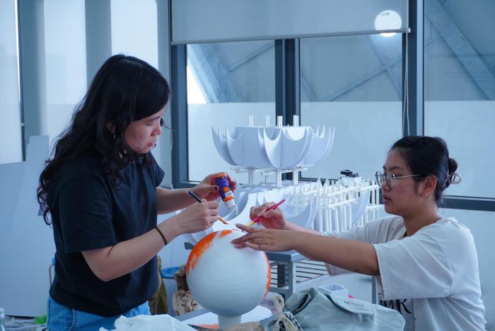 Tại Xưởng thiết kế mùa Hè Summer Camp Re:Craft 2026 các bạn trẻ cùng làm việc, kết nối, sáng tạo để hoàn thiện những sản phẩm có giá trị "tái sinh" làng nghề truyền thống trong thực tiễn. Ảnh: BTC