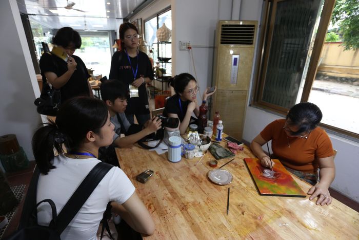 Các bạn trẻ đến với làng nghề sơn mài Hạ Thái. Ảnh: Summer Camp Re:Craft 2026