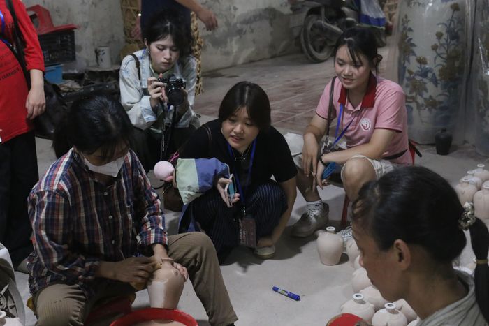 Các bạn trẻ đến với làng gốm Kim Lan. Ảnh: Summer Camp Re:Craft 2026