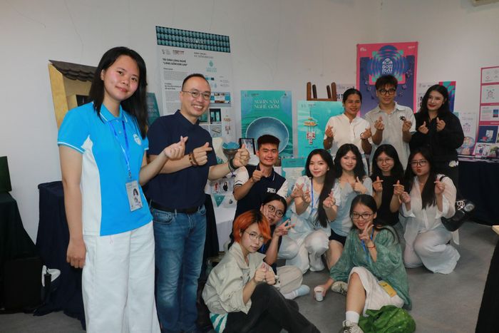 Các thành viên nhóm bạn trẻ phát triển sản phẩm từ làng nghề gốm Kim Lan. Ảnh: Summer Camp Re:Craft 2026
