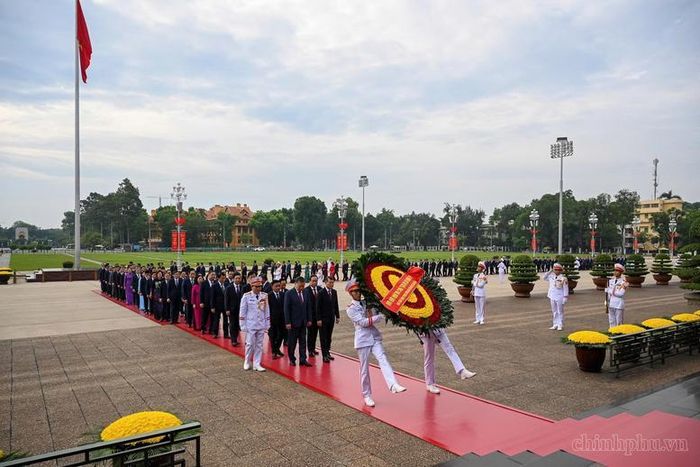 Đoàn đại biểu Ban Chấp hành Trung ương Đảng đặt vòng hoa, vào Lăng viếng Chủ tịch Hồ Chí Minh - Ảnh: VGP/Nhật Bắc
