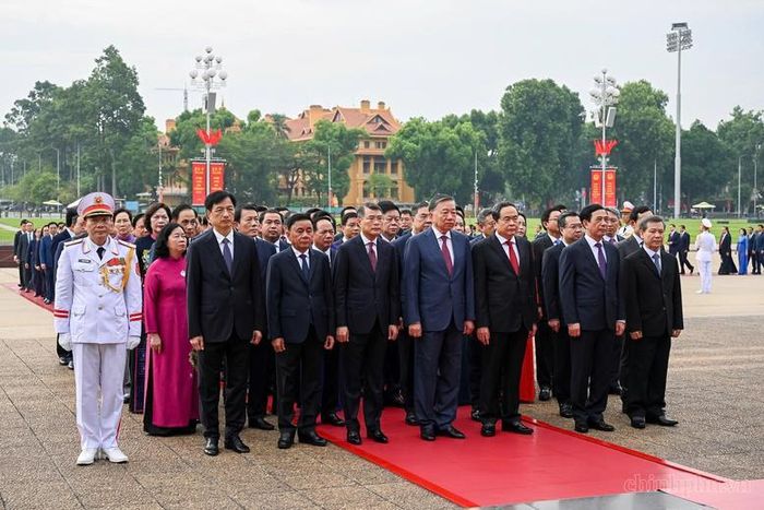 Đoàn đại biểu Ban Chấp hành Trung ương Đảng đặt vòng hoa, vào Lăng viếng Chủ tịch Hồ Chí Minh - Ảnh: VGP/Nhật Bắc