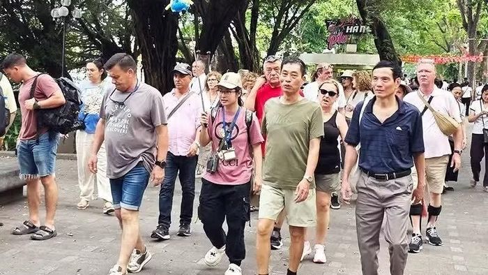 Du khách tham quan hồ Hoàn Kiếm, Hà Nội. (Ảnh: NGUYỆT ANH)