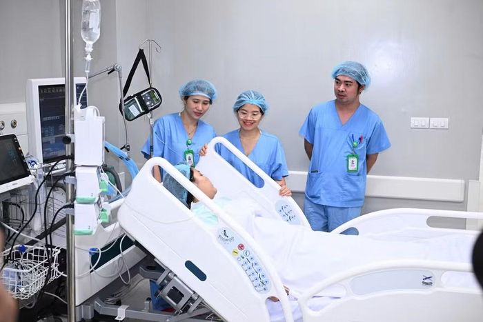 Y bác sĩ Bệnh viện Hữu nghị Việt Đức cơ sở Ninh Bình thăm khám cho bệnh nhân. (Ảnh TRẦN HẢI)