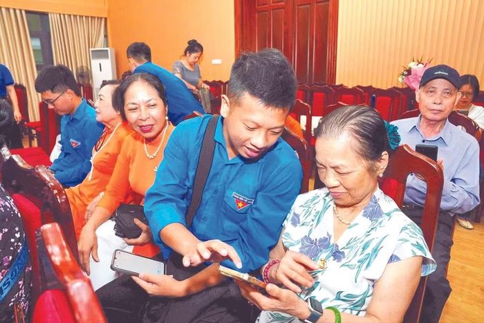 Đoàn viên, thanh niên phường Tây Hồ (Hà Nội) hướng dẫn kỹ năng số cho người cao tuổi.