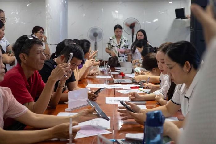 Cha mẹ học sinh làm thủ tục và tìm hiểu thông tin tuyển sinh tại một cơ sở giáo dục nghề nghiệp ở Hà Nội.