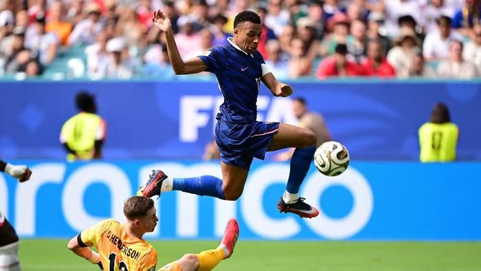 Cầu thủ Kylian Mbappe của Pháp nỗ lực khống chế bóng trong trận tranh hạng Ba gặp Anh. (Ảnh: THX/TTXVN)