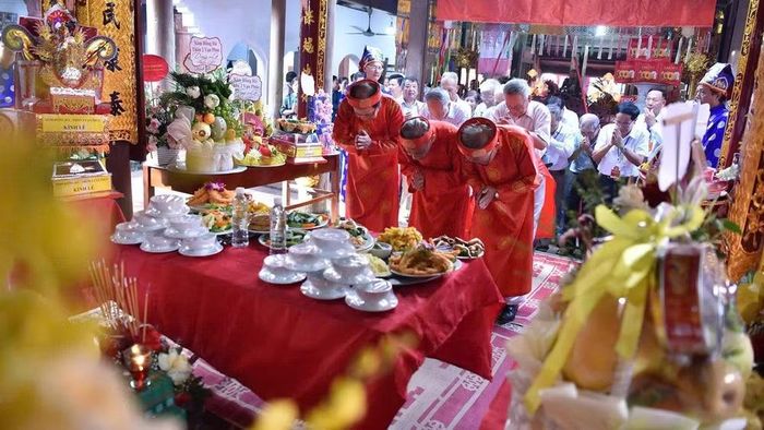 Các cụ cao niên chuẩn bị lễ ngoài đình.