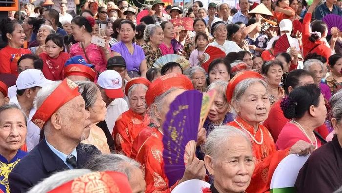 Chương trình thu hút đông đảo người dân hai làng tham gia.
