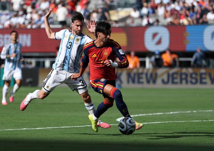 Nicolas Tagliafico (trái) của Argentina tranh bóng với Ferran Torres của Tây Ban Nha. (Ảnh: THX/TTXVN)