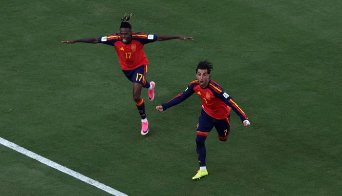Ferran Torres (phải) cùng đồng đội bùng nổ cảm xúc sau bàn thắng quan trọng cho tuyển Tây Ban Nha. (Ảnh: THX/TTXVN)