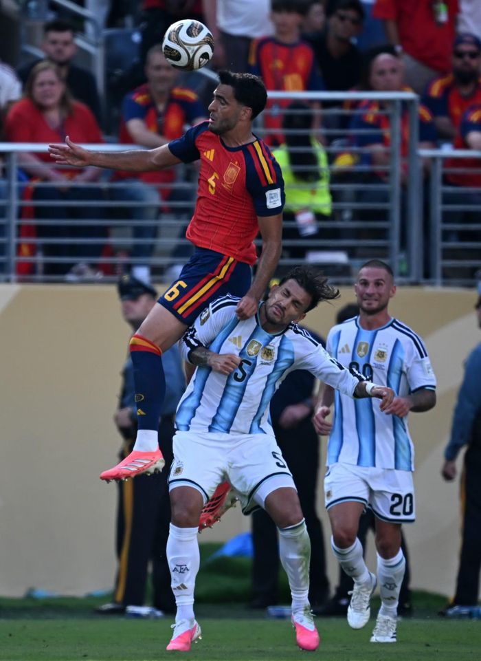 Mikel Merino (phía trên) bật cao đánh đầu tranh bóng trong trận đấu. (Ảnh: THX/TTXVN)