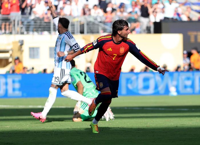 Khoảnh khắc bùng nổ của Ferran Torres! Người hùng Tây Ban Nha ăn mừng sau pha lập công làm tung lưới tuyển Argentina. (Ảnh: THX/TTXVN)