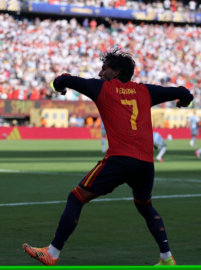 Khoảnh khắc bùng nổ của Ferran Torres! Người hùng Tây Ban Nha ăn mừng sau pha lập công làm tung lưới tuyển Argentina. (Ảnh: THX/TTXVN)