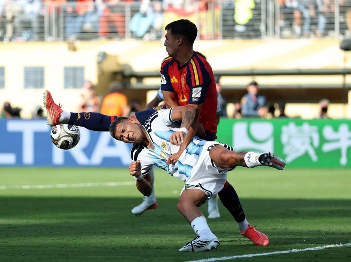 Pha tranh bóng quyết liệt giữa Mikel Merino (phải) của Tây Ban Nha với tuyển thủ Argentina. (Ảnh: THX/TTXVN)