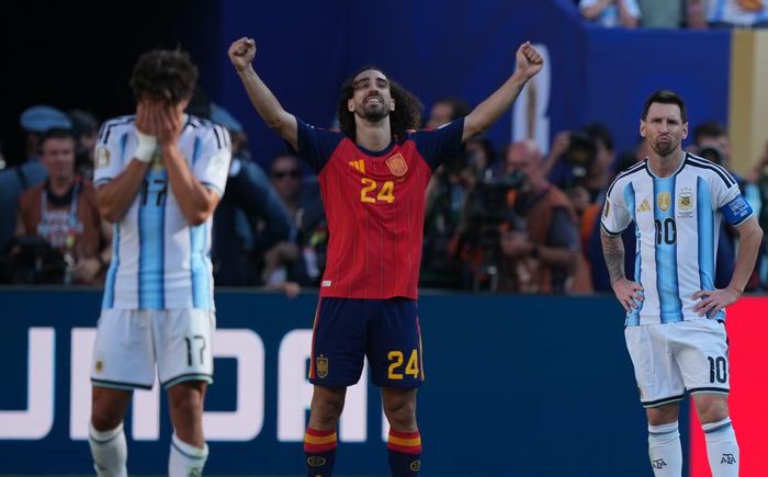 Hậu vệ Marc Cucurella của Tây Ban Nha ăn mừng chiến thắng của đội nhà trước tuyển Argentina. (Ảnh: THX/TTXVN)