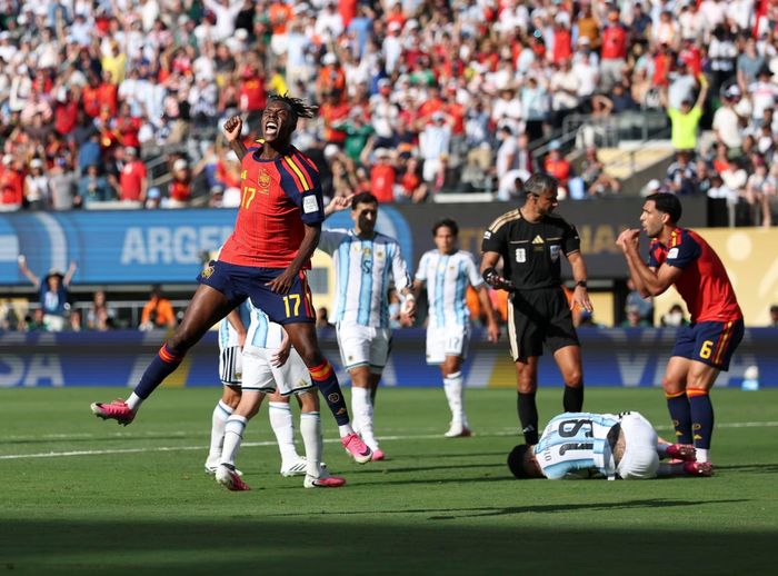 Phút 106, Nico Williams (phía trước) chính là người kiến tạo bằng cú nhả bóng cho tiền đạo Ferran Torres ghi bàn thắng quan trọng quyết định cho Tây Ban Nha. (Ảnh: THX/TTXVN)