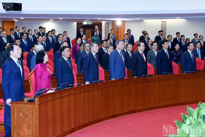 Tổng Bí thư, Chủ tịch nước Tô Lâm và các đồng chí lãnh đạo Đảng, Nhà nước và các đại biểu thực hiện nghi lễ chào cờ.