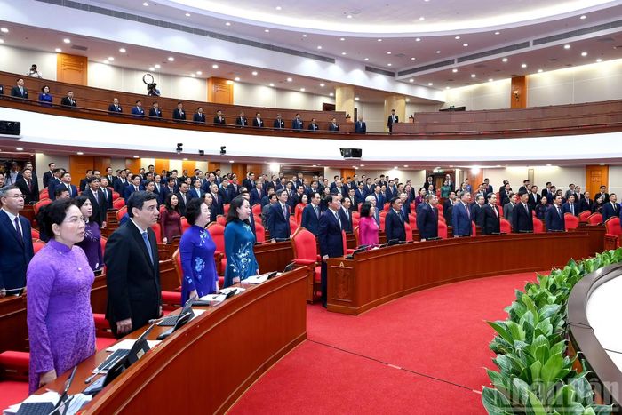 Tổng Bí thư, Chủ tịch nước Tô Lâm và các đồng chí lãnh đạo Đảng, Nhà nước và các đại biểu thực hiện nghi lễ chào cờ.