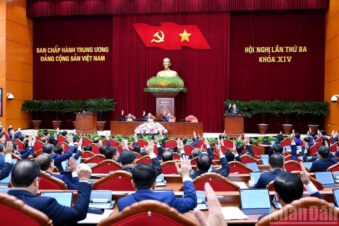 Các đồng chí lãnh đạo Đảng, Nhà nước và các đại biểu biểu quyết thông qua chương trình hội nghị.