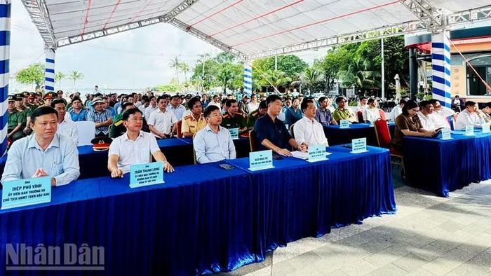 Đại biểu dự lễ ra quân.