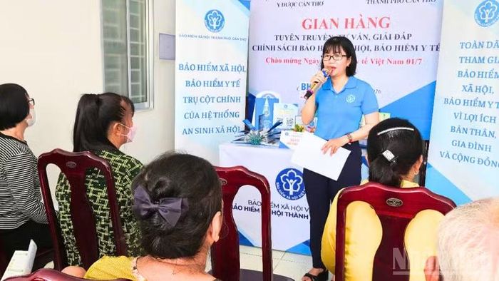 Hưởng ứng Ngày Bảo hiểm Y tế Việt Nam 1/7, Bảo hiểm Xã hội thành phố Cần Thơ tổ chức gian hàng tư vấn, giải đáp chính sách mới, giúp người dân hiểu rõ quyền lợi và tiếp cận bảo hiểm y tế thuận lợi hơn.