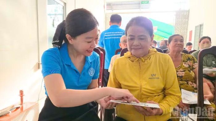 Bảo hiểm Xã hội thành phố Cần Thơ tư vấn, giải đáp chính sách mới, giúp người dân hiểu rõ quyền lợi và tiếp cận bảo hiểm y tế.
