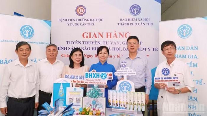 Bà Nguyễn Thị Thanh Xuân (áo xanh), Giám đốc Bảo hiểm xã hội thành phố Cần Thơ tham dự khai mạc gian hàng tư vấn, giải đáp chính sách mới.