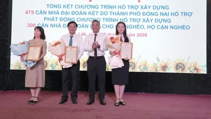 Ban Thường trực Ủy ban Mặt trận Tổ quốc Việt Nam tỉnh Đắk Lắk trao Thư cảm ơn cho các doanh nghiệp đồng hành xây dựng nhà Đại đoàn kết. (Ảnh: CTV)