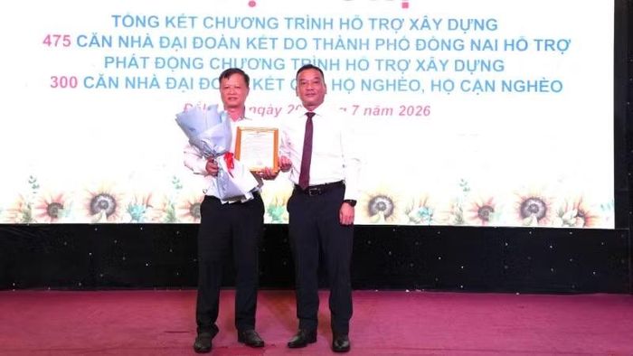 Ban Thường trực Ủy ban Mặt trận Tổ quốc Việt Nam tỉnh Đắk Lắk trao Thư cảm ơn cho Ủy ban Mặt trận Tổ quốc Việt Nam thành phố Đồng Nai. (Ảnh: CTV)