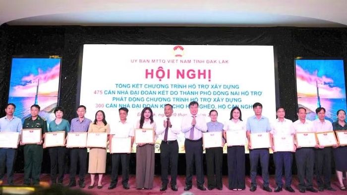 Ủy ban Mặt trận Tổ quốc Việt Nam tỉnh Đắk Lắk trao tặng Bằng khen cho 13 tập thể và 2 cá nhân có thành tích tiêu biểu xuất sắc trong công tác hỗ trợ xây dựng nhà Đại đoàn kết. (Ảnh: CTV)