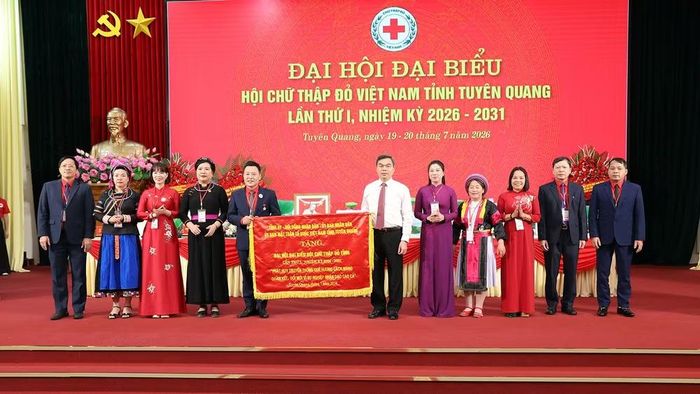 Các đồng chí lãnh đạo tỉnh Tuyên Quang tặng cờ chúc mừng đại hội.