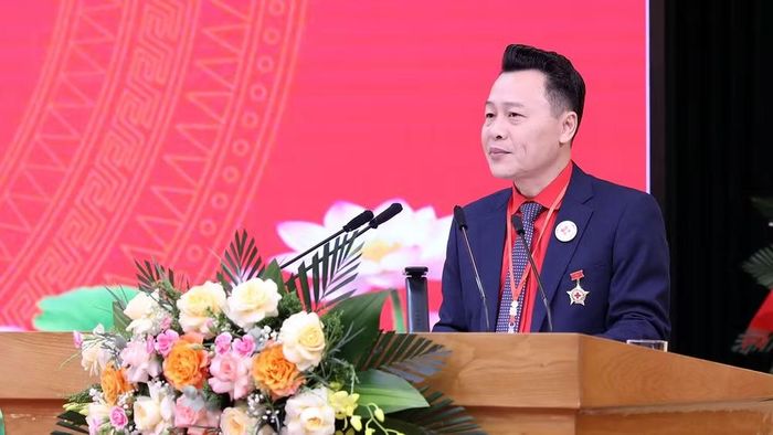 Đồng chí Nguyễn Hoàng Long, Chủ tịch Hội Chữ thập đỏ tỉnh Tuyên Quang trình bày báo cáo tại đại hội.
