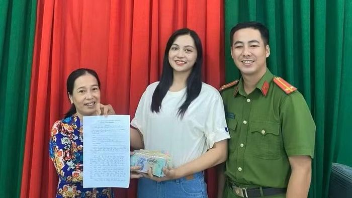 Công an phường Rạch Giá đã tổ chức trao trả toàn bộ số tiền cùng giấy tờ cho chị Nguyễn Trúc Giang. (Ảnh người dân cung cấp).